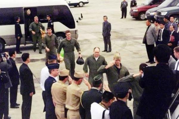 王偉撞擊墜毀後,那位撞他的美軍飛行員後來怎樣了? 王偉撞擊墜毀後,那位撞他的美軍飛行員後來怎樣了?