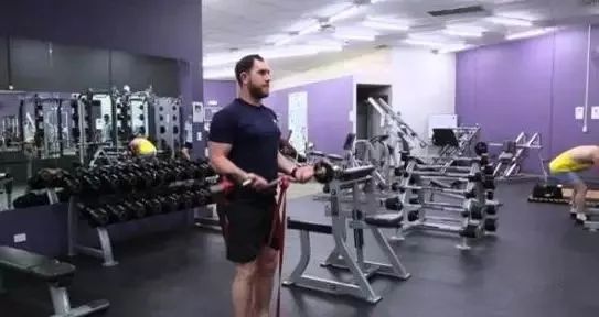 王源健身照臂膀肌肉暴起，不再是小鮮肉要走型男路線