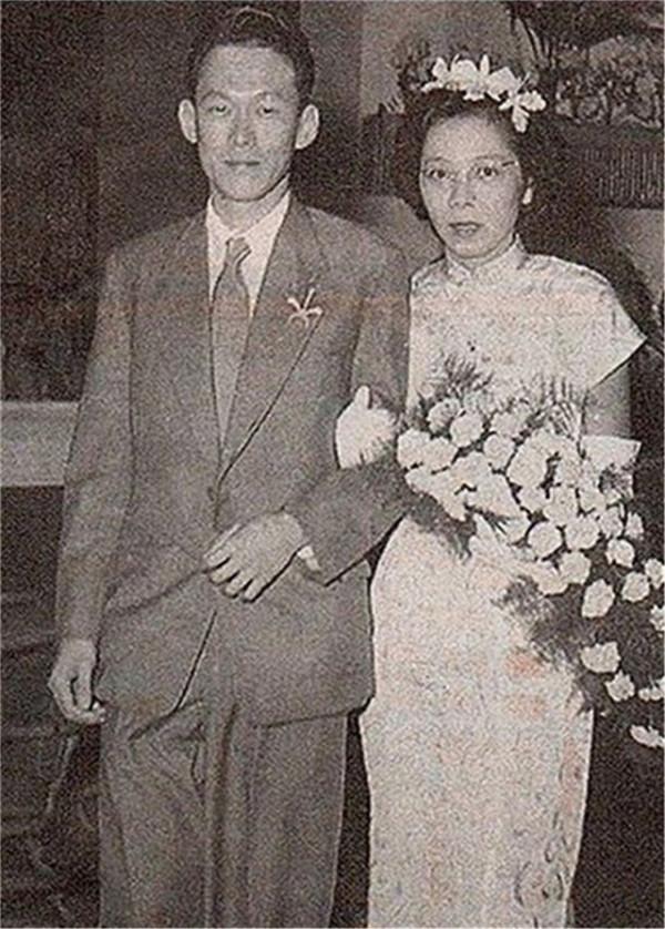 從同學到夫妻,他們偷偷結婚相伴63年,葬禮上李光耀兩次吻別愛妻 從同學到夫妻,他們偷偷結婚相伴63年,葬禮上李光耀兩次吻別愛妻