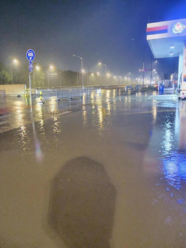 七月廿九夜歸遇雨