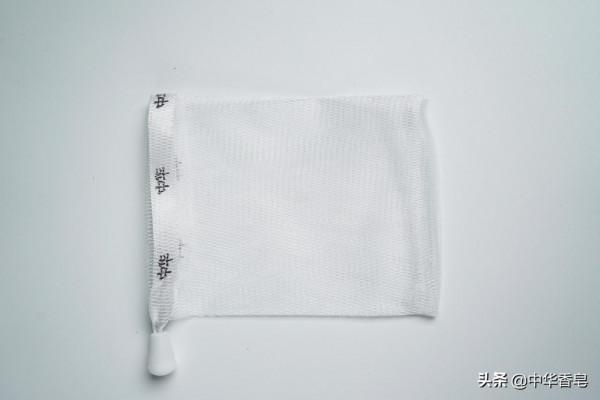 用洗髮皂和洗髮水洗頭有什麼不同嗎？用肥皂洗頭髮還是洗髮水好？