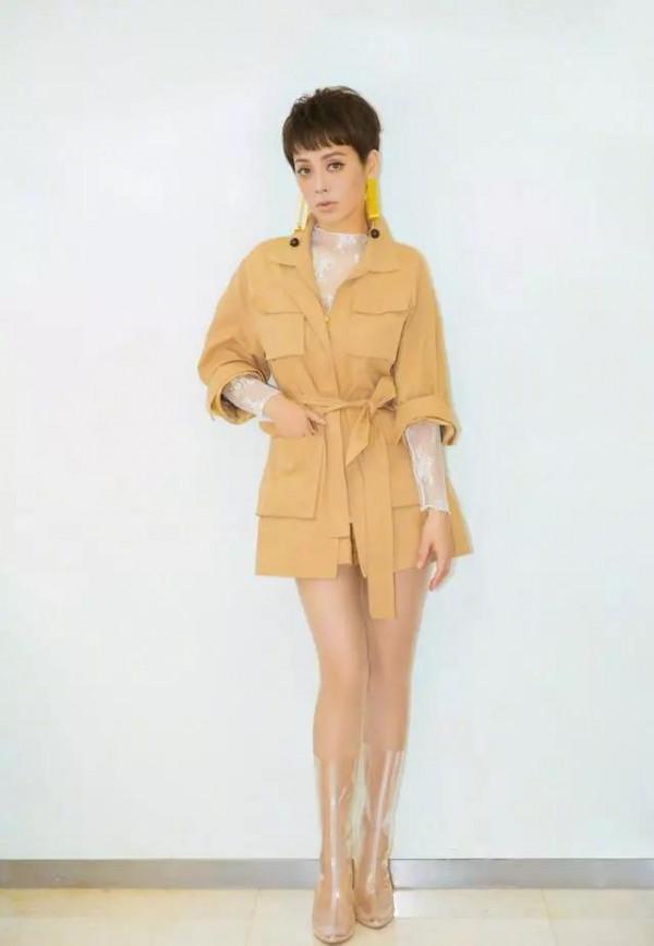 寧靜現身活動生圖曝光,網友:明顯沒有加濾鏡,果然是47歲了 寧靜現身活動生圖曝光,網友:明顯沒有加濾鏡,果然是47歲了