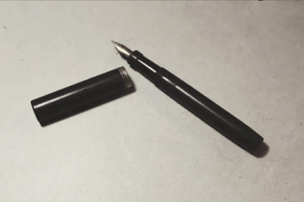 記者故意刁難周總理:為何要用美產鋼筆?他的回答讓記者羞愧 記者故意刁難周總理:為何要用美產鋼筆?他的回答讓記者羞愧