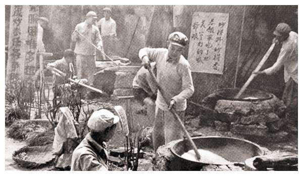 功德林戰犯們的生活：杜聿明幫王陵基刮鬍子、8位將軍合力殺豬