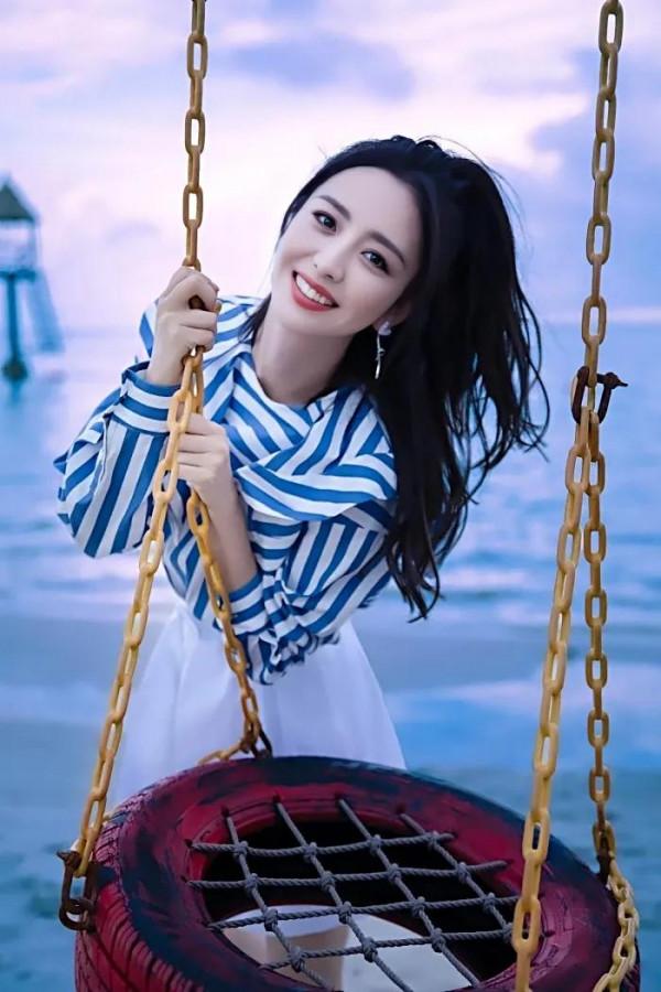 佟麗婭元氣滿滿，一顰一笑都美得讓人移不開眼，溫柔可人
