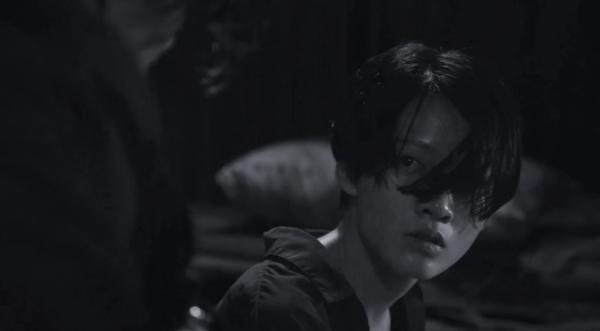 一部黑白電影，充滿腐爛肉香