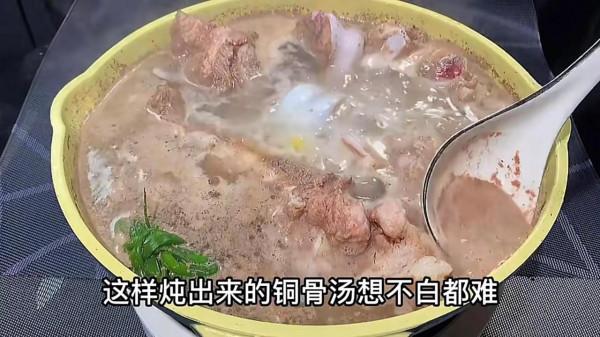 燉骨頭湯，牢記“兩不放”訣竅，湯白肉香不油膩，營養全保留