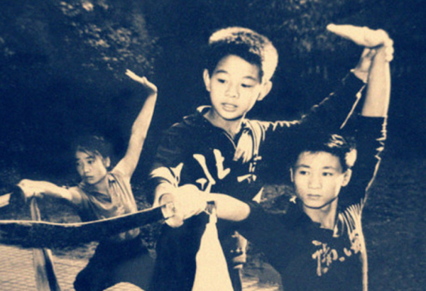 李連杰大火後，請大哥做助理年薪120萬，為啥二哥還在農村種地？