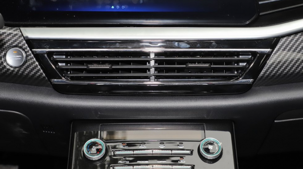 雷諾攜手江鈴集團，旗下首款車型官圖曝光，尾燈為畫龍點睛之筆