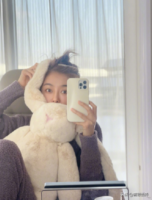 演員秦嵐微博發九宮格,記錄梳妝前的那刻,並霸氣曝出自己的體重 演員秦嵐微博發九宮格,記錄梳妝前的那刻,並霸氣曝出自己的體重