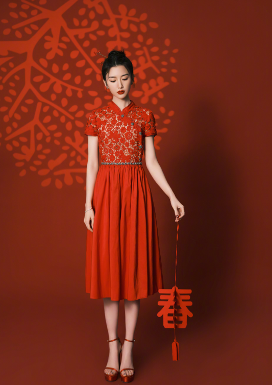 春晚女星戰袍大PK：李宇春時尚，趙麗穎最美，張小斐的大衣上熱搜