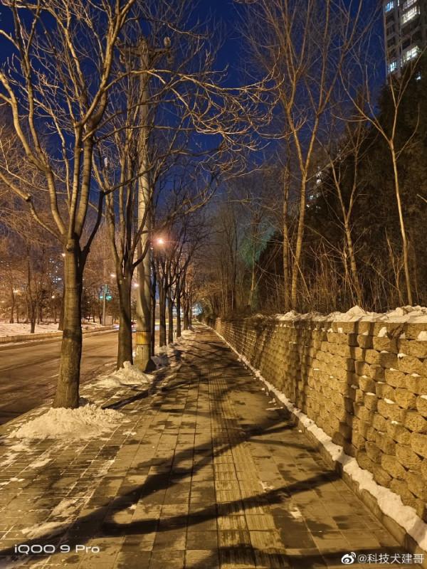 夜景模式實拍對比：一加10 Pro、iQOO 9 Pro、Find X3 Pro，誰表現最好