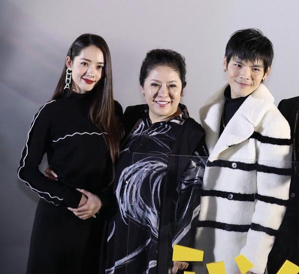 冬季穿裙子要選低調的，連郭碧晨這種闊太都這麼穿，溫柔還高階