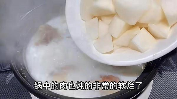 燉骨頭湯，牢記“兩不放”訣竅，湯白肉香不油膩，營養全保留