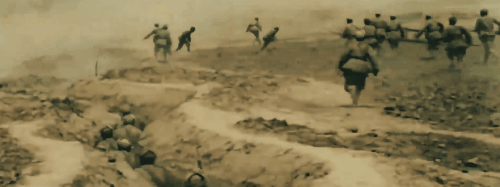 “三三制”拍出來不好看？密集衝鋒的“人海戰術”就好看了嗎？