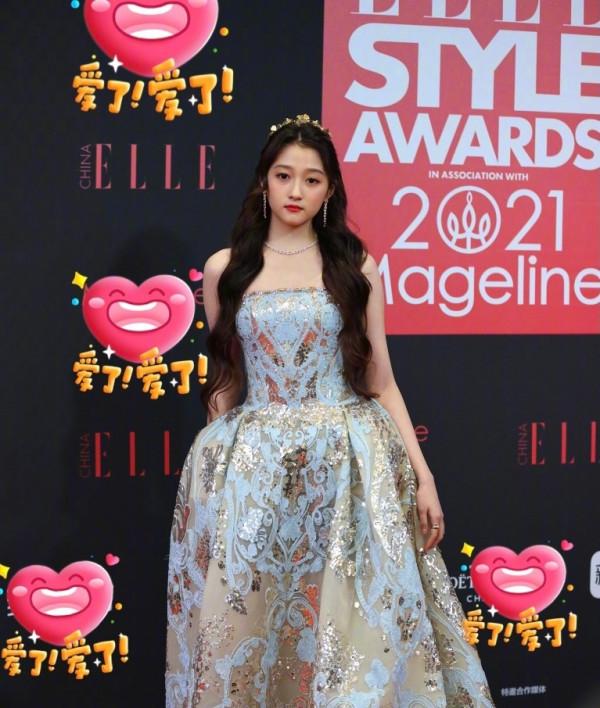 ELLE盛典出意外，紅毯環節延期到深夜，女星造型脫妝狀態受影響