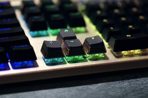 奢華氣質，美商海盜船 CorsairK100 璀璨金機械鍵盤簡評