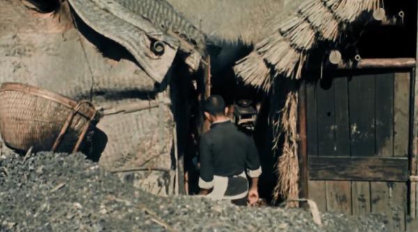 民國時期的舊上海,直不起腰的滾地龍,生活在貧民窟的人們 民國時期的舊上海,直不起腰的滾地龍,生活在貧民窟的人們