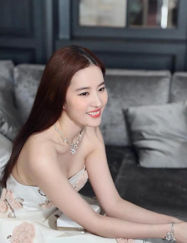 神仙姐姐劉亦菲氣質優雅