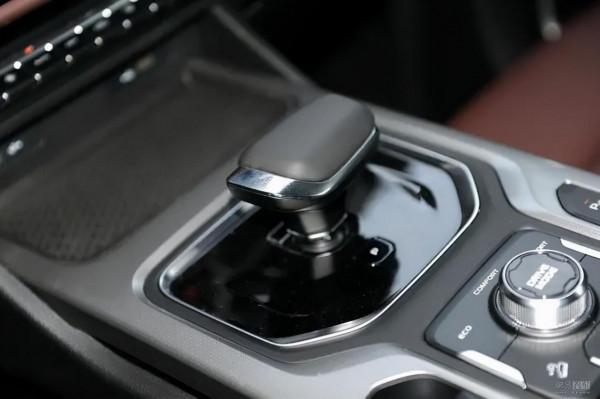 有土豪內味兒？疑似豪越“黑金版”曝光