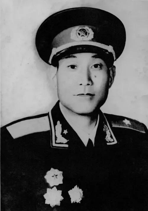 省革委會主任魯瑞林在商店受到售貨員惡劣對待,將軍說:你下課了 省革委會主任魯瑞林在商店受到售貨員惡劣對待,將軍說:你下課了