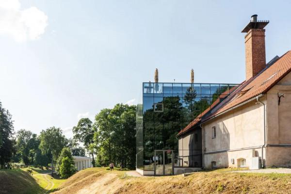 一座不大不小，人不多不少的剛剛好小鎮