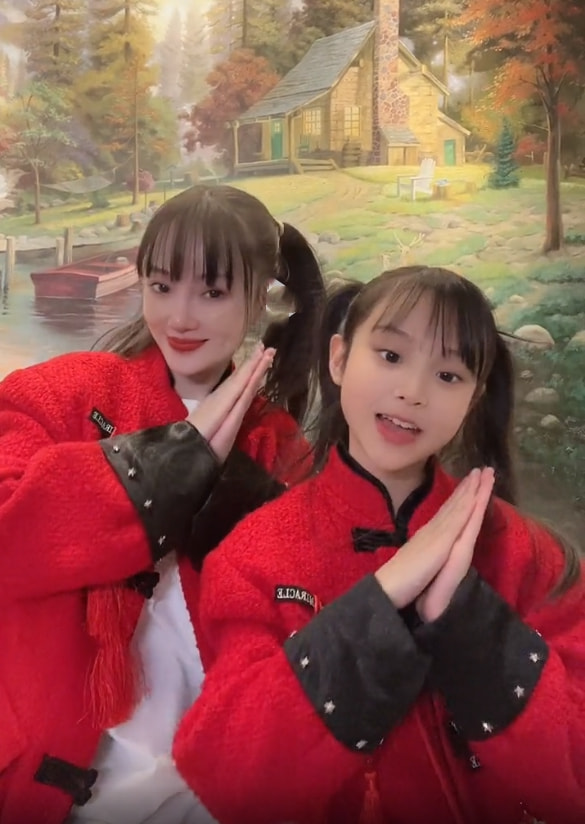 李小璐與女兒跳舞拜年，母女同款雙馬尾像姐妹花，甜馨越長越漂亮