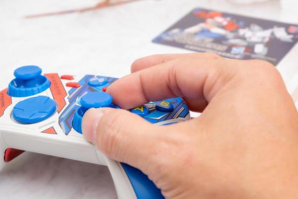 北通推變形金剛遊戲手柄限定版，再現塞伯坦的英雄史詩