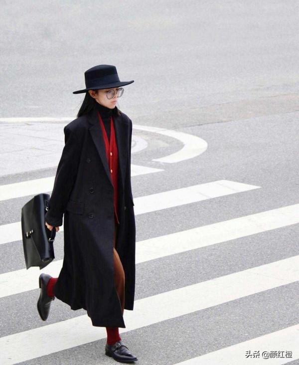 冬天穿搭不懂配色?試試黑紅配吧,成熟穩重又有氣場,誰穿誰美 冬天穿搭不懂配色?試試黑紅配吧,成熟穩重又有氣場,誰穿誰美