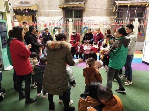 幼兒園的“新型攀比”正在蔓延,家長苦不堪言,孩子卻樂在其中 幼兒園的“新型攀比”正在蔓延,家長苦不堪言,孩子卻樂在其中