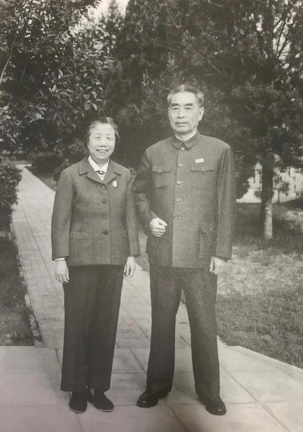 1961年，周保章給周總理夫婦拜年，看到團年飯後，他心裡不是滋味