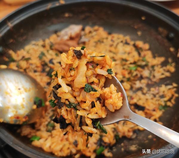 吃脊骨土豆鍋的精華不在於啃骨頭，而是最後的鍋底炒飯