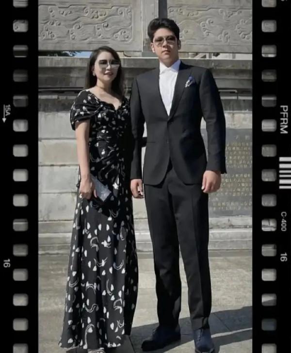 14歲“石頭哥”身高超1米8，青春期發育過猛，身穿西裝顯成熟