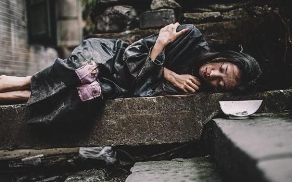 女乞丐撿到棄嬰，誰知天天施捨她的是親生母親，背後原因是什麼？