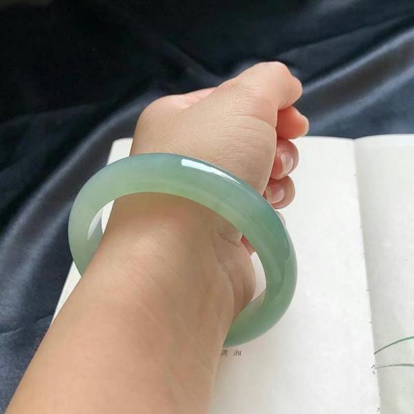 翡翠選購指南：選購翡翠手鐲的竅門，看完漲知識