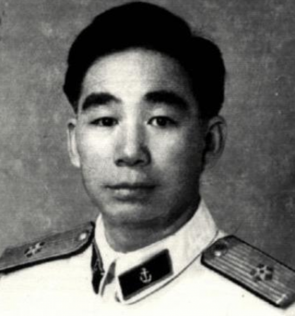 1953年，開國少將攜妻回鄉祭祖，卻發現童養媳等了自己一輩子