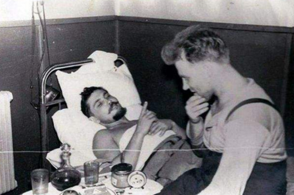 1961年的南極,醫生列昂尼德突然肚子痛,於是他切開了自己的肚子 1961年的南極,醫生列昂尼德突然肚子痛,於是他切開了自己的肚子