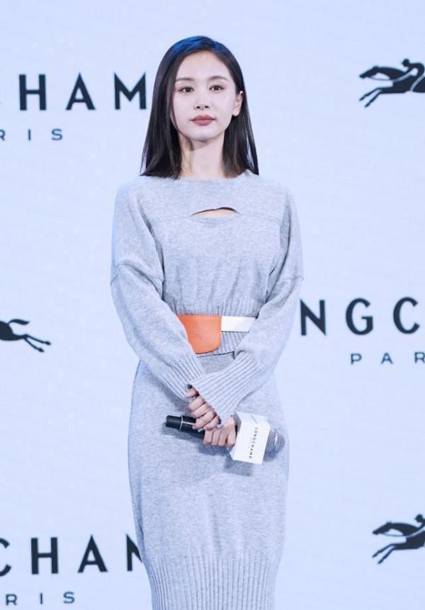 王子文身材太瘦了，穿針織套裝配腰包挺單薄，難怪當媽還談姐弟戀