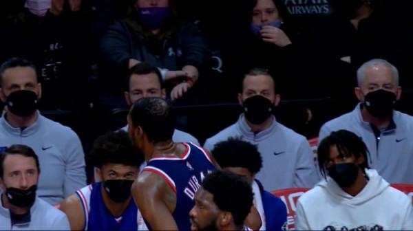 無可奈何!杜蘭特命中投籃 76人板凳席全員直直地盯著他 無可奈何!杜蘭特命中投籃 76人板凳席全員直直地盯著他