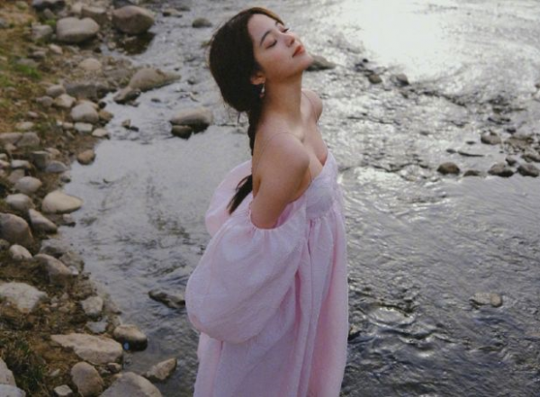 歐陽娜娜為了美太拼了！針織衫&plus;短裙秀美腿，簡約搭配絲毫不老氣