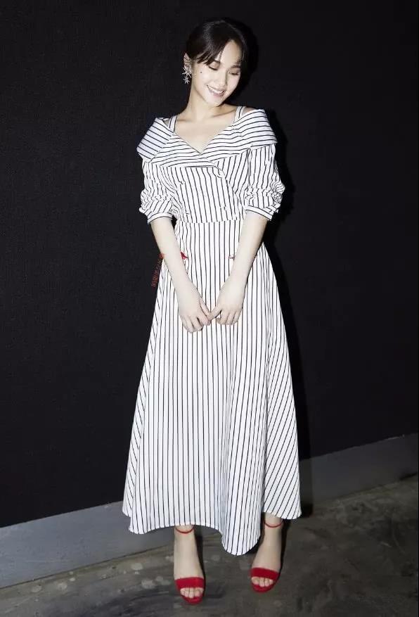 楊丞琳亮相活動，笑容甜美清新，但寬鬆的粉色吊帶裙毫無時尚感