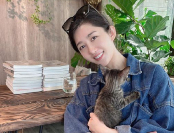 35歲女星深夜緊急就醫！躺病床上臉色蒼白，腹部無理由腫痛15小時