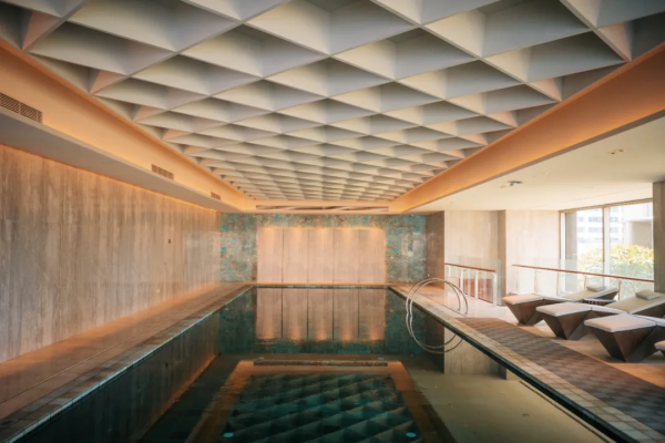 住進愛馬仕橙的房間，躺在高空看海景