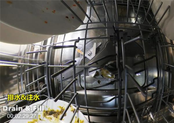 洗碗機怎麼把碗洗乾淨？老哥把攝像機放進去後，網友：原來如此