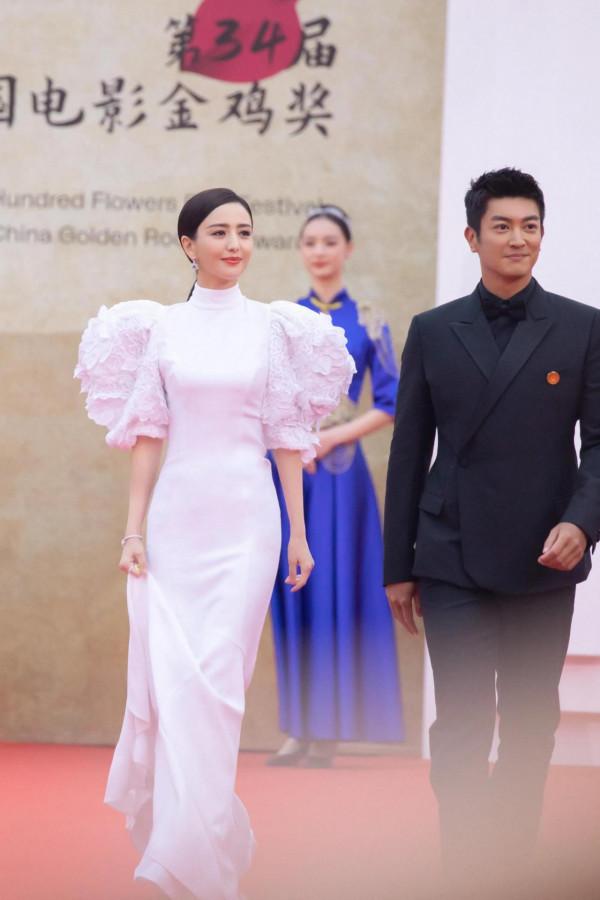 佟麗婭，膚白貌美，優雅綻放