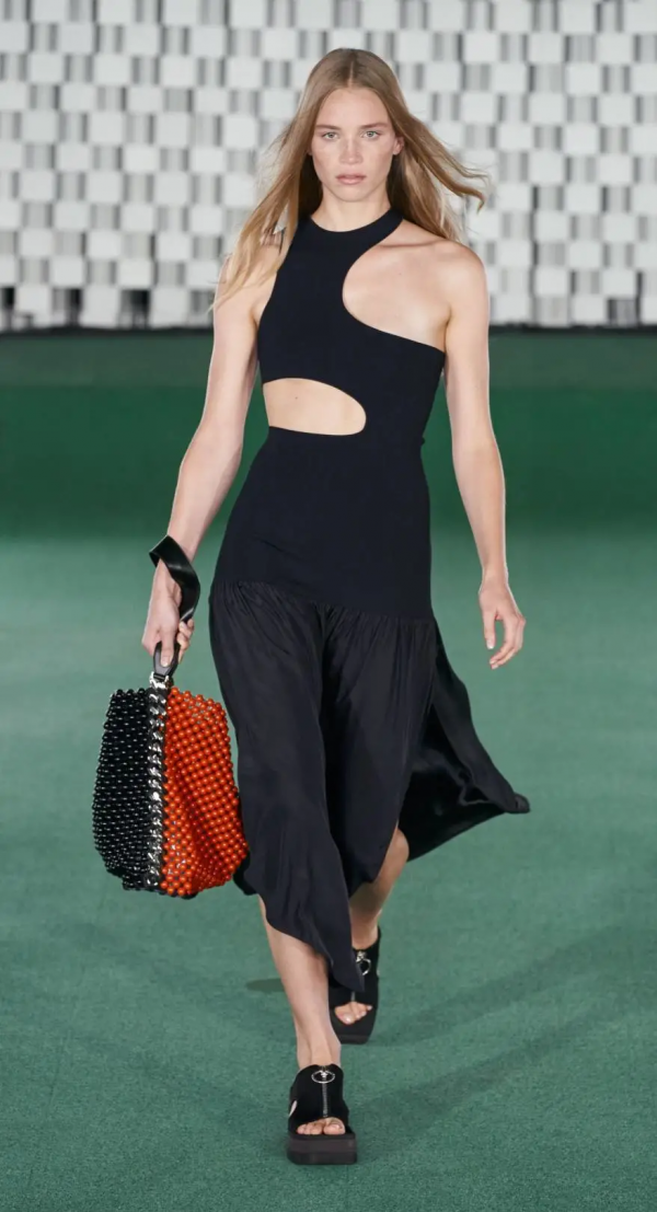 Stella McCartney 2022春夏 | 一場富有活力和動感的“蘑菇”時尚盛宴