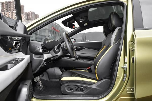 6.95s破百，雙邊四出尾排，屬於年輕人的“效能車”？傳祺影豹