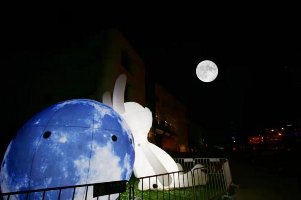 “玉兔”望明月 “玉兔”望明月