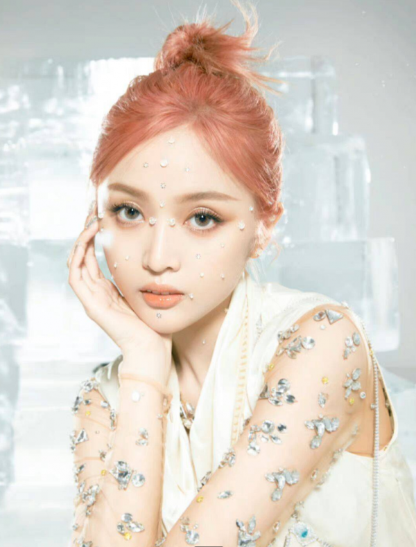 “冰雪限定”吳宣儀來啦，清冷氣質超讚