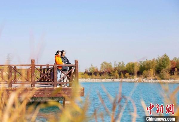 甘肅嘉峪關，你變了！讓人錯把戈壁當江南